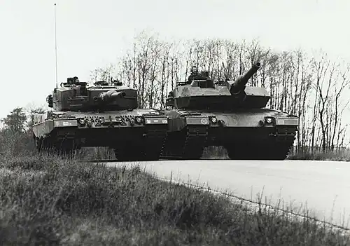 (1994) Een Leopard 2A4 (links) en een Leopard 2A5 (rechts) op het oefenterrein De Vlasakkers.