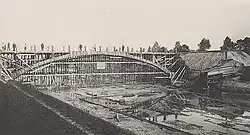 Een boogbrug in opbouw bij Oosterhout. Foto 1910.