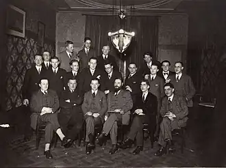 Nederlandse fotografen. Zittend 3e van rechts (met baard) Hofker