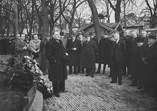 Ivens spreekt bij kranslegging Spoorwegmonument (maart 1940)