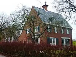 Pastorie in stijl van Delftse School uit 1938. Zie ook foto van bovenaf.