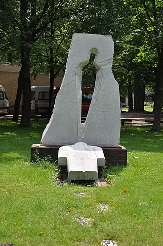 Eerbewijs aan de helden. Dit kunstwerk van Mircea Bochis uit 1990-1991 staat vlak bij een monument voor verzetsstrijders die op 2-10-1944 op die plek geëxecuteerd zijn en verwijst daar naar. Hun namen staan op de 'voetstappen'