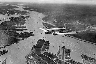 De eerste DC-2 Uiver van de KLM maakt de eerste vlucht boven de haven van Rotterdam; 19 september 1934.