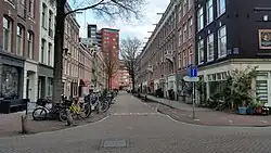 Vervallen parkeerplaatsen in de Eerste Jacob van Campenstraat (december 2018)