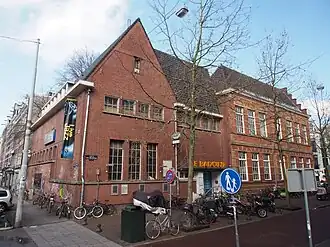 De Badcuyp (april 2016, voor de verbouwing) Rechts de voormalige school
