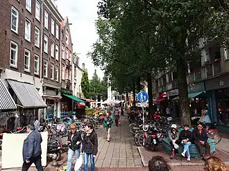 Eerste van der Helststraat noordwaarts vanuit Albert Cuypstraat Links oudbouw, rechts nieuwbouw