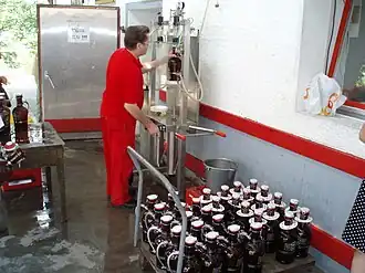 Bottelen van flessen van twee liter op het laadperron van de brouwerij