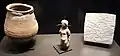 Aardewerken pot, loodtablet en figuurtje (kolossos). Het figuurtje is een voorstelling van een vrouw die met handen en voeten gebonden is. Dergelijke voodoofiguurtjes zijn op verschillende plaatsen in het Romeinse Rijk gevonden. 3e of 4e-eeuws, Egypte. Bewaard in het Louvre, Parijs.
