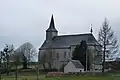 Sint-Pieterskerk van Mohiville, met uitzondering van sacristie en orgel (M) Geheel van de kerk, oud kerkhof, eeuwenoude lindeboom en omgeving (S)