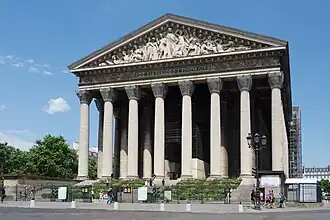 De façade van de kerk