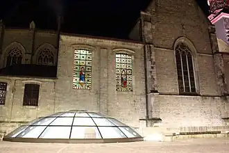 Onze-Lieve-Vrouw-Hemelvaartkerk en glazen koepel Egmontcrypte