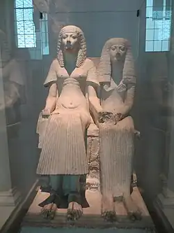 Standbeeld van Horemheb, toen hij nog een hoge ambtenaar was, met zijn eerste vrouw Amenia. Londen, British Museum.