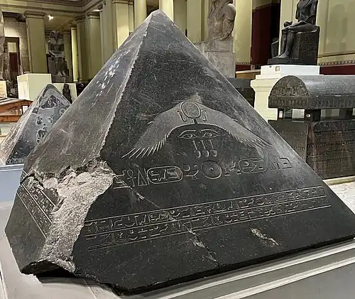 Topsteen (pyramidion) van de zwarte piramide Egyptisch Museum