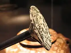 Egyptische schijfvormige knotskop, 4000-3400 v.Chr. Aan het einde van de Amratische periode werd deze vervangen door de superieure peervormige knotskop in Mesopotamische stijl, zoals te zien op het Narmerpalet.