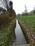 De goot om na het viaduct water naar de kasteelgracht te voeren