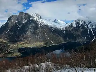 Het Eikesdalmeer en de berg Goksøyra (1.337&nbsp;m)