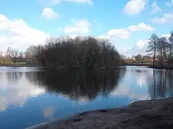 Eilandje in de vernieuwde Bijlmerweide (2015), nadat het waterwerk is uitgebreid.. (2014 - maart 2015)