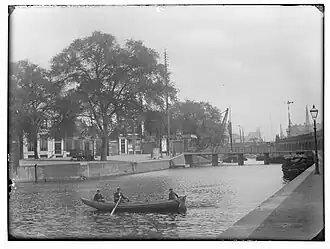 Eilandsbrug in circa 1890 rechts boogviaduct voor het spoor links: plein van de Eilandskerk