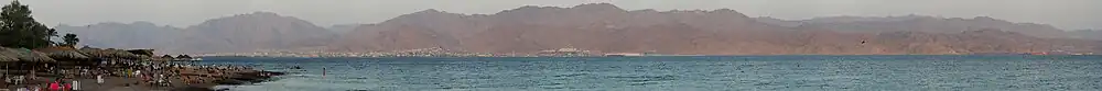 De Rode Zee met links Eilat in Israël en aan de overkant Jordanië