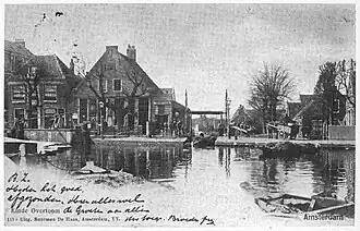 Einde van de Overtoomse Vaart bij de Kostverlorenvaart en overhaal naar de Slotervaart. Hier ligt nu de brug (nr. 199) naar de Surinamestraat; circa 1900.