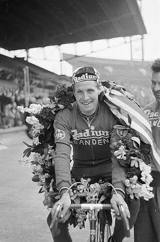 Peter Post na winst van de Ronde van Nederland 1960