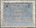 De plaquette die voor het monument ligt