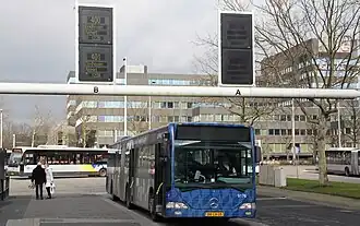 Een Airport Shuttle bij Eindhoven Centraal.
