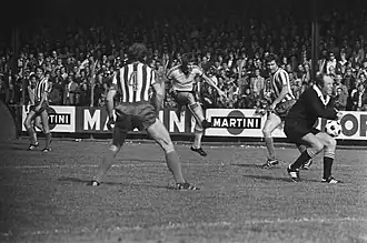 Kolding (midden) in 1976 als speler van Roda JC tegen Eindhoven. Scheidsrechter Joop Vervoort deinst weg.
