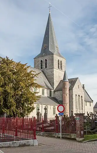 Kerk en toegang kerkhof