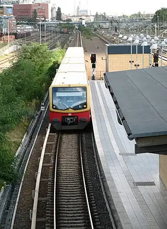 Station Beusselstraße met binnenkomende trein uit de richting Westhafen