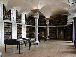 Stiftsbibliotheek met talrijke oude boeken en manuscripten