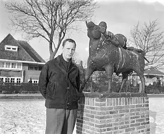 Van Zanten in 1963 naast Europa en de stier