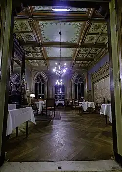 Het grotendeels polychrome interieur