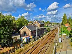 Station met zicht op de sporen