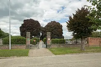 Toegang tot de begraafplaats.