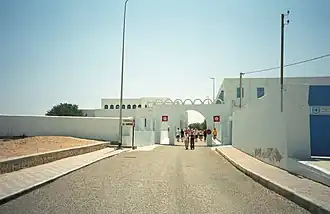 De toegang tot de synagoge waar de tankwagen bij de aanslag doorheen reed