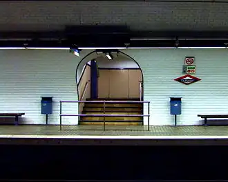 Perron van het station met een ingang.