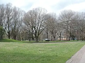 Het monument in haar omgeving (april 2018)