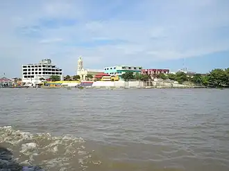 Zicht op de plaats El Banco vanaf de rivier