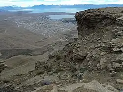 De plaats van boven met het Argentinomeer op de achtergrond