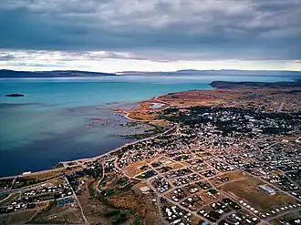 El Calafate met het meer Lago Argentino van boven gezien