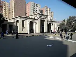 Het station aan het stationsplein aan de oostkant van het spoor.