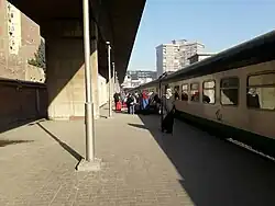 Het westelijke perron onder het metroviaduct.