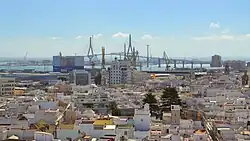 Zicht op brug vanuit de stad