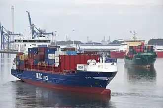 Twee containerfeeders wisselen van ligplaats bij de RST-Noord terminal
