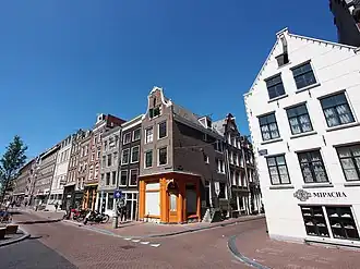 Het eind van de Hazenstraat met monumentale hoekpanden Elandsgracht 78 en 76