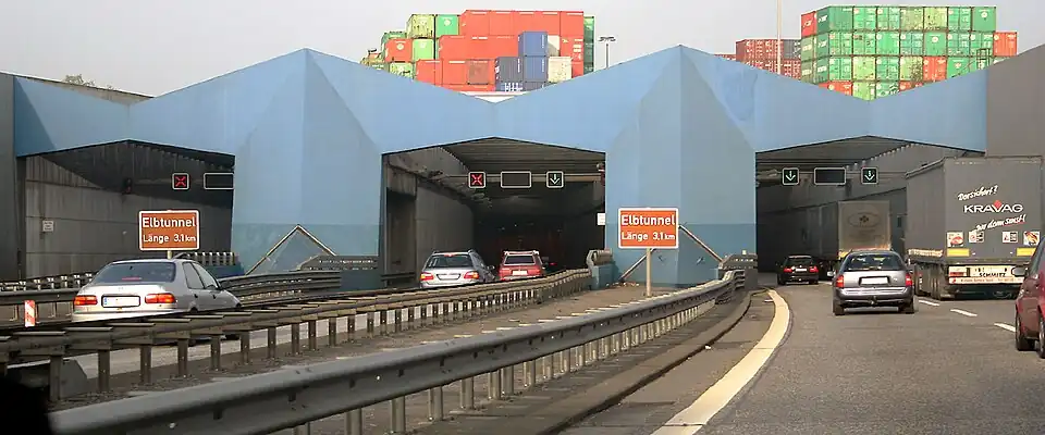 Zuidelijke portaal van de Elbtunnel. Links bevindt zich nog één buis die iets langer is dan de overige drie. (2005)