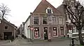 Hoekpand Oosterwalstraat onder hoog schilddak