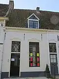 Huisje onder hoog dak