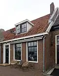 Huis van parterre en hoog dak tussen topgevels